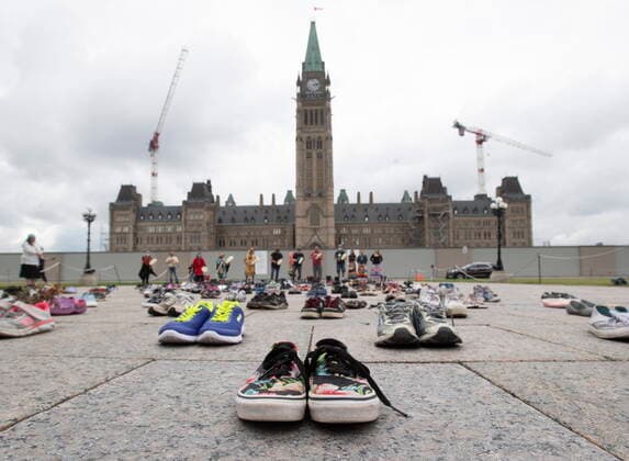 Kanada, Gedenken für tote Kinder von Ureinwohnern in Ottawa June 3, 2021, Ottawa, on, Canada: Shoes sit in front of the Parliament buildings during a ceremony on Parliament Hill Thursday June 3, 2021 in Ottawa. Ottawa Canada  - ZUMAc35_ 20210603_zaf_c35_037 Copyright: xAdrianxWyldx