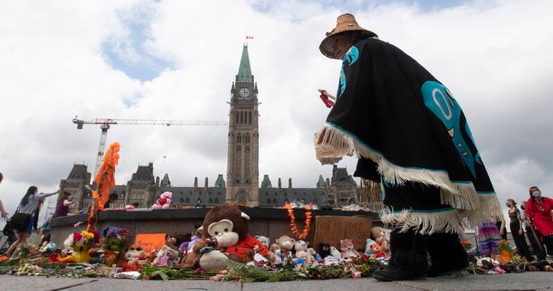 Kanada, Gedenken für tote Kinder von Ureinwohnern in Ottawa June 3, 2021, Ottawa, on, Canada: Wiit tisim hanakum skaaqkw dances around the Centennial flame during a ceremony on Parliament Hill Thursday June 3, 2021 in Ottawa. Ottawa Canada  - ZUMAc35_ 20210603_zaf_c35_038 Copyright: xAdrianxWyldx