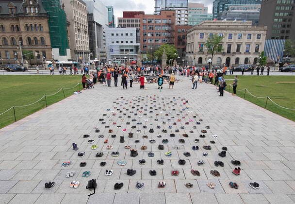 Kanada, Gedenken für tote Kinder von Ureinwohnern in Ottawa June 3, 2021, Ottawa, on, Canada: Shoes are laid out in front of the Peace tower during a ceremony on Parliament Hill Thursday June 3, 2021 in Ottawa. Ottawa Canada  - ZUMAc35_ 20210603_zaf_c35_040 Copyright: xAdrianxWyldx