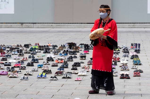 News Themen der Woche KW22 News Bilder des Tages Kanada, Gedenken für tote Kinder von Ureinwohnern in Ottawa June 3, 2021, Ottawa, on, Canada: Nisga a dancer Rosita Martinez drums as hundreds of pairs of shoes placed on the front walkway of Parliament Hill during a ceremony Thursday June 3, 2021 in Ottawa. Ottawa Canada  - ZUMAc35_ 20210603_zaf_c35_043 Copyright: xAdrianxWyldx