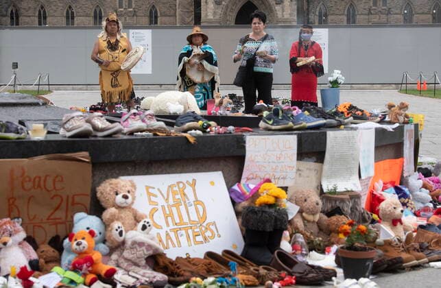 Kanada, Gedenken für tote Kinder von Ureinwohnern in Ottawa June 3, 2021, Ottawa, on, Canada: Claudette Commanda, second right, performs a smudging before during a ceremony on Parliament Hill Thursday June 3, 2021 in Ottawa. Ottawa Canada  - ZUMAc35_ 20210603_zaf_c35_045 Copyright: xAdrianxWyldx