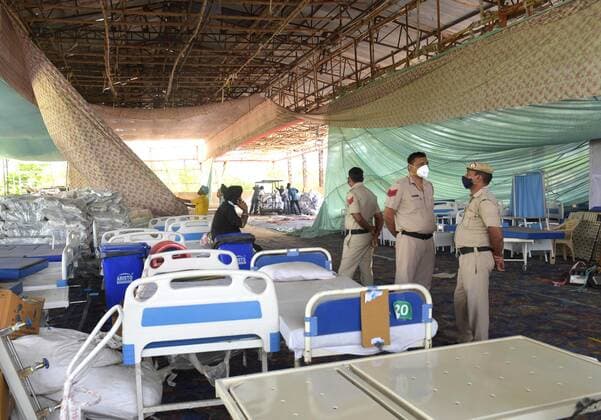 Coronavirus in Indien, landesweite Eindrücke GURUGRAM, INDIA - JUNE 3: Evacuation work in progress at Hemkunt Oxygen Centre in Sector 61 after some dispute with locals on June 3, 2021 in Gurugram, India. High drama was witnessed at the Sector 61-based makeshift Covid centre of Hemkunt Foundation here as it was allegedly ransacked by the men of landowners. The land reportedly belongs to a local JJP leader who had given it for two months to the foundation for setting up a temporary centre. (Photo by Vipin Kumar Hindustan Times) Hemkunt Foundation Covid Centre In Gurugram Removed After High Drama