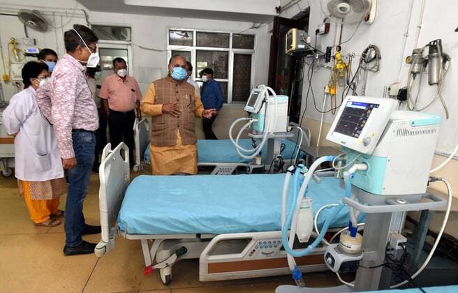 Coronavirus in Indien, landesweite Eindrücke NEW DELHI, INDIA - JUNE 3: Mayor of North Delhi Jai Prakash to visit and inspect newly equipped ward with ventilators for Covid 19 patients at Hindu Rao Hospital on June 3, 2021 in New Delhi, India. (Photo by Sonu Mehta Hindustan Times) Mayor Of North Delhi Jai Prakash Visit Covid-19 Ward At Hindu Rao Hospital