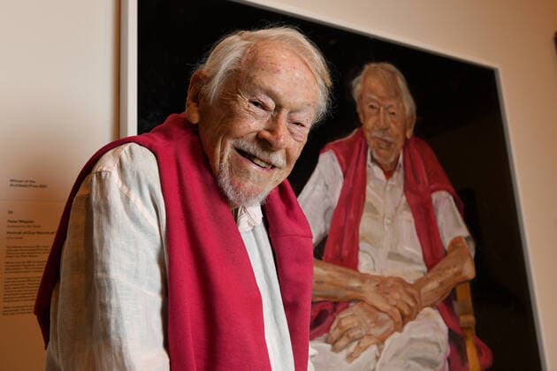 Bilder des Jahres 2021, Entertainment 06 Juni Entertainment Themen der Woche KW22 Entertainment Bilder des Tages ARCHIBALD PRIZE 2021, Guy Warren poses for a photograph in front of his portrait by artist Peter Wegner at the Art Gallery of NSW in Sydney, Friday, June 4, 2021. Melbourne-based artist Peter Wegner has won the 2021 Archibald Prize for his portrait of 100-year old Guy Warren. ( NO ARCHIVING, EDITORIAL USE ONLY, NO USE IN BOOKS WITHOUT CONSENT SYDNEY NSW AUSTRALIA  Copyright: xBIANCAxDExMARCHIx 20210604001547226282