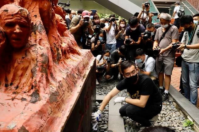 Bilder des Jahres 2021, News 06 Juni News Themen der Woche KW22 News Bilder des Tages Hongkong, Jahrestag des Tiananmen-Massakers, Studenten reinigen Denkmal June 4, 2021, HONG KONG, CHINA: Member of HONG KONG UNIVERSITY STUDENTS UNION ( HKUSU ) cleaning Pillar of Shame on the 32nd Anniversary of JUNE 4th at HKU university campus.June-4,2021Hong Kong.ZUMA HONG KONG CHINA - ZUMAl137 20210604_zap_l137_001 Copyright: xLiauxChung-renx