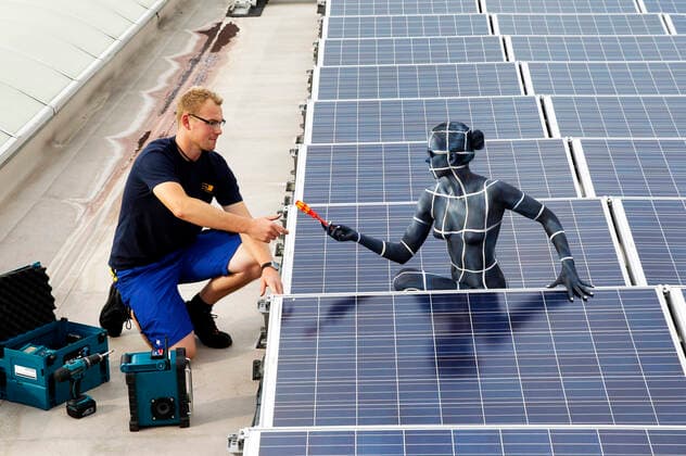 Bilder des Jahres 2021, Entertainment 06 Juni Entertainment Themen der Woche KW22 Die Bundesregierung reagiert beim Klimaschutz: In einem Entwurf für ein Sofortprogramm bringt sie eine Installationspflicht von Solarzellen für alle Neubauten ins Gespräch. Gleiches solle auch bei größeren Dachsanierungen von Bestandsbauten gelten. Hier auf dem Foto Model Lara als Solarzelle und Photovoltaik-Installateur Alexander auf dem Dach der Firma Elektroma. Das Bodypainting stammt vom Body-Art Künstler Jörg Düsterwald. Hameln. 03.06.2021 *** The Federal Government reacts with the climatic protection In a draft for an immediate program it brings an installation obligation of solar cells for all new buildings into the discussion Same is to apply also with larger roof reorganizations of inventory buildings Here on the photo Mode Foto:xT.xSkupinx xFuturexImage