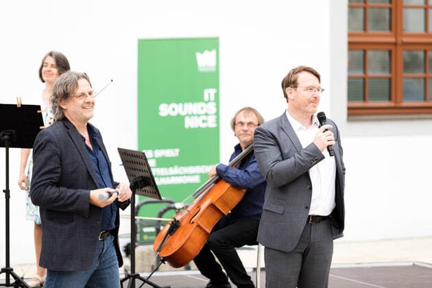Small concert of the Central Saxon Philharmonic Orchestra at the Obermarkt Freiberg Sax n Strings 04 06 2021 Mayor Sven Krüger welcomes the visitors of the small concert Freiberg Obermarkt Saxony Germany