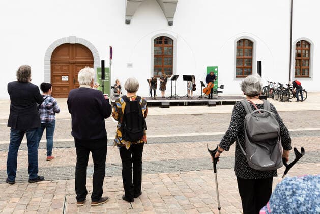 Small concert of the Middle Saxon Philharmonic Orchestra at Obermarkt Freiberg Sax n Strings 04 06 2021 Spectators applaud during the program Sax n Strings Freiberg Obermarkt Saxony Germany