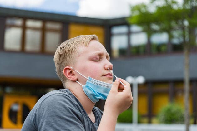 04 6 2021, Corona Compulsory self-testing also applies after the Whitsun holidays An incidence-independent compulsory test for all pupils will also apply in Bavaria after the Whitsun holidays Children will still have to undergo two self-tests per week Here is a boy sitting outside a