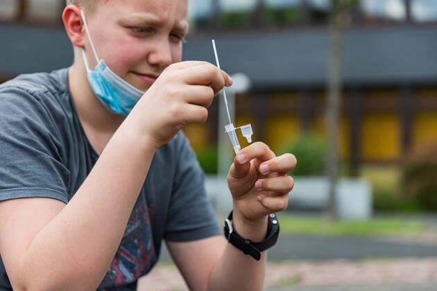 04 6 2021, Corona Compulsory self-testing also applies after the Whitsun holidays An incidence-independent compulsory test for all pupils will also apply in Bavaria after the Whitsun holidays Children will still have to undergo two self-tests per week Here is a boy sitting outside a