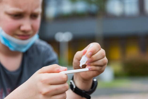 04 6 2021, Corona Compulsory self-testing also applies after the Whitsun holidays An incidence-independent compulsory test for all pupils will also apply in Bavaria after the Whitsun holidays Children will still have to undergo two self-tests per week Here is a boy sitting outside a