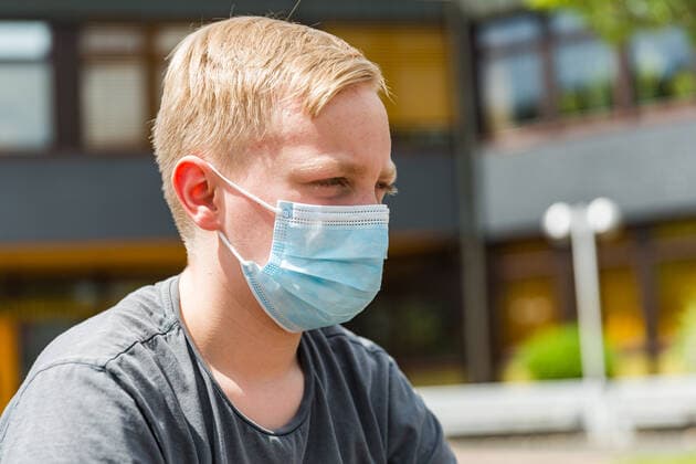 04 6 2021, compulsory masks at schools continue to apply Pupils in Bavarias schools must wear mouth and nose coverings Here a boy with a medical face mask OP mask in the playground of a school Bad Brueckenau comprehensive school Bavaria Germany