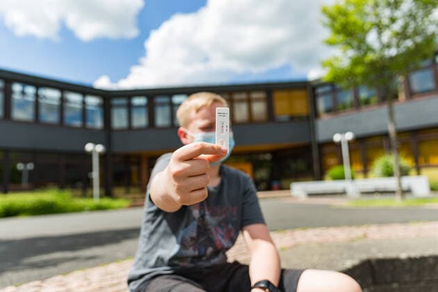 04 6 2021, Corona Compulsory self-testing also applies after the Whitsun holidays An incidence-independent compulsory test for all pupils will also apply in Bavaria after the Whitsun holidays Children will still have to undergo two self-tests per week Here is a boy sitting outside a