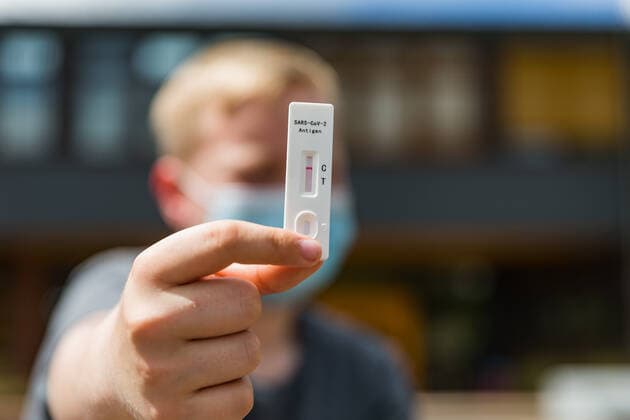 04 6 2021, Corona Compulsory self-testing also applies after the Whitsun holidays An incidence-independent compulsory test for all pupils will also apply in Bavaria after the Whitsun holidays Children will still have to undergo two self-tests per week Here is a boy sitting outside a