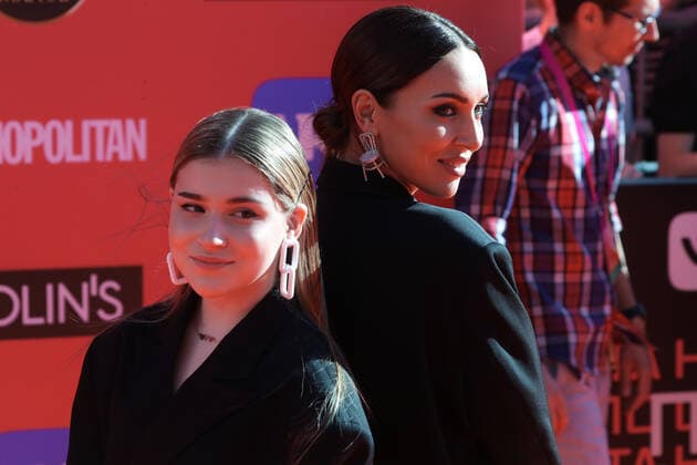 Muz-TV Music Awards in Moskau MOSCOW, RUSSIA â€“ JUNE 4, 2021: Singer Alsou (R) and her daughter Mikella at a ceremony to present the 2021 Muz-TV Music Awards, at the Megasport Arena. Sergei Karpukhin TASS  TS103791