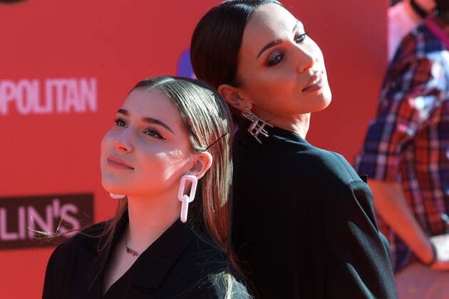 Muz-TV Music Awards in Moskau MOSCOW, RUSSIA â€“ JUNE 4, 2021: Singer Alsou (R) and her daughter Mikella at a ceremony to present the 2021 Muz-TV Music Awards, at the Megasport Arena. Sergei Karpukhin TASS  TS103792
