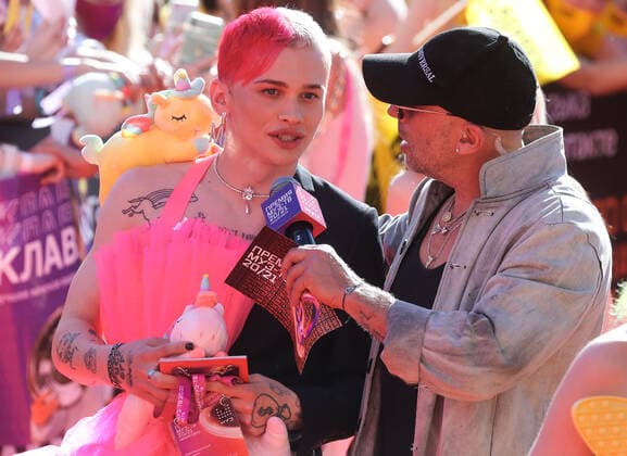 Muz-TV Music Awards in Moskau MOSCOW, RUSSIA â€“ JUNE 4, 2021: Blogger Danya Milokhin (L) and presenter Dmitry Nagiyev at a ceremony to present the 2021 Muz-TV Music Awards, at the Megasport Arena. Sergei Karpukhin TASS  TS10376F