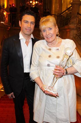 Womens World Award 05 03 2009 Opera singer Marios, Mario Frangoulis Elizabeth Betty Williams, activist, at the Vienna City Hall, Friedrich Schmidt Platz 1, at the party after the Women World Awards 05 03 2009 Â