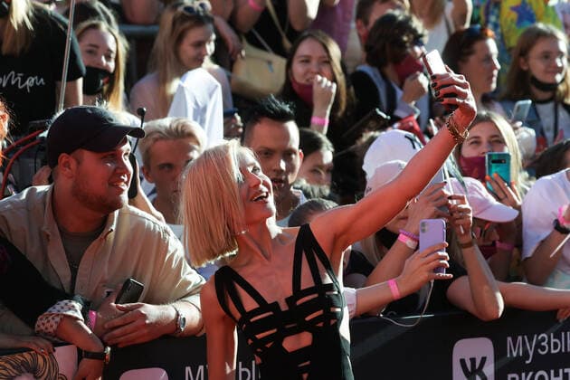 Entertainment Bilder des Tages Muz-TV Music Awards in Moskau MOSCOW, RUSSIA â€“ JUNE 4, 2021: Singer Polina Gagarina takes a selfie with her fans at a ceremony to present the 2021 Muz-TV Music Awards, at the Megasport Arena. Sergei Karpukhin TASS  TS103866