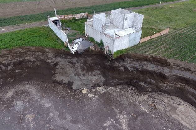 News Bilder des Tages Mexiko, Untersuchungen an riesigem Krater Senkloch in Santa Maria Zacatepec Photograph taken from a drone that shows the sinkhole of 97 meters in diameter and an approximate depth of 20 meters, in the municipality of Juan C. Bonilla, in the state of Puebla, Mexico, 04 June 2021. The large sinkhole that appeared almost a week ago in the central Mexican state of Puebla continued to spread this Friday and caused the collapse of a wall and a bedroom of the house located on the edge of the hole. The sinkhole in central Mexico extends and collapses part of a house !ACHTUNG: NUR REDAKTIONELLE NUTZUNG!  Copyright: xHildaxRiosx MEX3534 20210604-637584426038946166