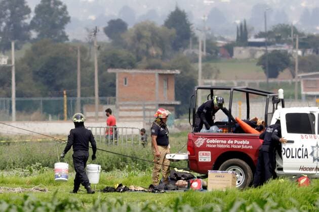 Mexiko, Untersuchungen an riesigem Krater Senkloch in Santa Maria Zacatepec Members of the State Civil Protection work in the area where a sinkhole was formed, in the municipality of Juan C. Bonilla, in the state of Puebla, Mexico, 04 June 2021. The large sinkhole that appeared almost a week ago in the central Mexican state of Puebla continued to spread this Friday and caused the collapse of a wall and a bedroom of the house located on the edge of the hole. The sinkhole in central Mexico extends and collapses part of a house !ACHTUNG: NUR REDAKTIONELLE NUTZUNG!  Copyright: xHildaxRiosx MEX3539 20210604-637584426084258653