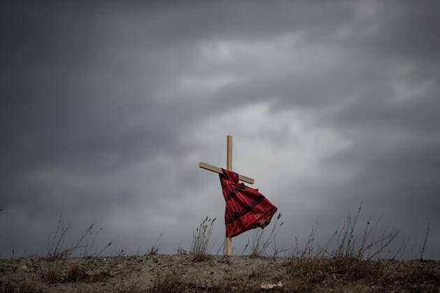 June 4, 2021, Kamloops, BC, Canada: A child s dress hung on a cross blows in the wind near the former Kamloops Indian Residential School, to honour the 215 children whose remains have been discovered buried near the facility, in Kamloops, B.C., on Friday, June 4, 2021. Kamloops Canada - ZUMAc35_ 20210604_zaf_c35_068 Copyright: xDarrylxDyckx