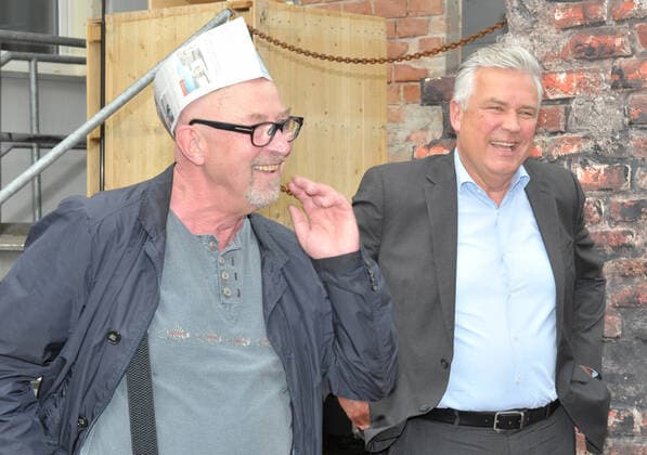 04.06.2021 - neue Bühne Senfrtenberg: Die Theaterwerkstatt ist das erste Gebäudeprojekt in Brandenburg, das mit Mitteln des Förderprogramms ãStrukturentwicklung LausitzÒ gefördert wird. Manuel Soubeyrand (l.), Intendant der neuen Bühne Senftenberg und der Lausitzbeauftragte der Brandenburger Regierung, Dr. Klaus Freytag (r.) im Gespräch Fördermittelbescheid für den Umbau und die Erweiterung der Theaterwerkstatt der neuen Bühne *** 04 06 2021 new stage Senfrtenberg The theatre workshop is the first building project in Brandenburg to be supported with funds from the ÒStructural Development LusatiaÓ funding programme Manuel Soubeyrand l , artistic director of the new stage Senftenberg and the Lusatia representative of the Brandenburg governmen