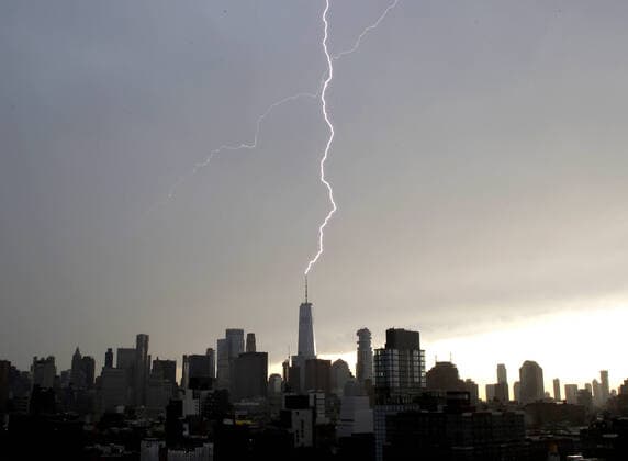 Bilder des Jahres 2021, News 06 Juni News Themen der Woche KW22 News Bilder des Tages A lighting bolt hits the spire of One World Trade Center during a thunderstorm on Friday, June 4, 2021 in New York City.  NYP20210604170 JohnxAngelillo