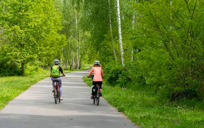 Girlfriends on a bike ride in the north of Berlin, Berlin, Germany Copyright: imageBROKER/Karl-HeinzxSpremberg iblkhs06756304.jpg