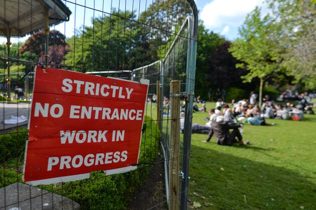 Crowded Outdoor Gatherings In Dublin Security barriers to protect the Stephen™s Green bandstand, closed to protect the historic structure. On Friday, 4 June 2021, in Dublin, Ireland. Dublin Ireland widak-crowdedo210604_npYBV  Copyright: xArturxWidakx