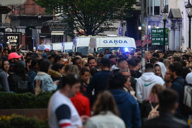 Crowded Outdoor Gatherings In Dublin Members of Gardai (Irish Police) enforce coronavirus restrictions and relocate people from South William Street in Dublin. On Friday, 4 June 2021, in Dublin, Ireland. Dublin Ireland widak-crowdedo210604_npJbS  Copyright: xArturxWidakx