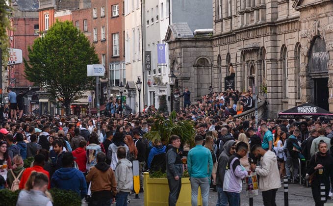 Crowded Outdoor Gatherings In Dublin Crowded South William Street in Dublin city center on Friday afternoon. On Friday, 4 June 2021, in Dublin, Ireland. Dublin Ireland widak-crowdedo210604_npTvq  Copyright: xArturxWidakx