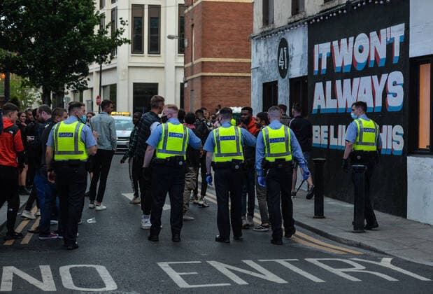 Crowded Outdoor Gatherings In Dublin Members of Gardai (Irish Police) enforce coronavirus restrictions and relocate people from South William Street in Dublin. On Friday, 4 June 2021, in Dublin, Ireland. Dublin Ireland widak-crowdedo210604_npTz0  Copyright: xArturxWidakx