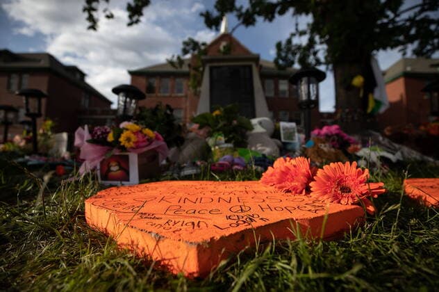 June 4, 2021, Kamloops, BC, Canada: A message signed by schoolchildren is left at a makeshift memorial outside the former Kamloops Indian Residential School, honouring the 215 children whose remains have been discovered buried near the facility, in Kamloops, B.C., on Friday, June 4, 2021. Kamloops Canada - ZUMAc35_ 20210604_zaf_c35_152 Copyright: xDarrylxDyckx