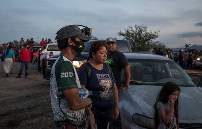 Relatives of miners await for information about their loved ones after the flood and the collapse of a mine in the municipality of Muzquiz, Coahuila state, Mexico, 04 June 2021. At least seven miners were trapped on Friday by the flood and the collapse of a mine in the Mexican municipality of Muzquiz, in the northern state of Coahuila, where officers of Civil Protection and the Army were displaced for rescue work. Seven miners trapped by the flooding of a mine in northern Mexico !ACHTUNG: NUR REDAKTIONELLE NUTZUNG!  Copyright: xMiguelxSierrax MEX3615 20210605-637584694080518800