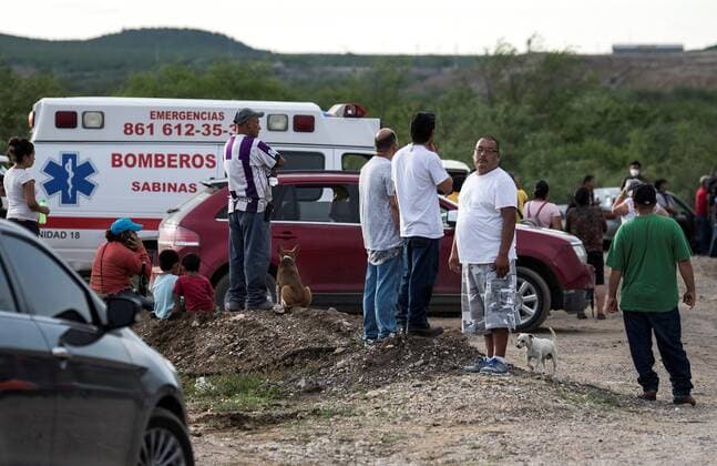 Relatives of miners await for information about their loved ones after the flood and the collapse of a mine in the municipality of Muzquiz, Coahuila state, Mexico, 04 June 2021. At least seven miners were trapped on Friday by the flood and the collapse of a mine in the Mexican municipality of Muzquiz, in the northern state of Coahuila, where officers of Civil Protection and the Army were displaced for rescue work. Seven miners trapped by the flooding of a mine in northern Mexico !ACHTUNG: NUR REDAKTIONELLE NUTZUNG!  Copyright: xMiguelxSierrax MEX3618 20210605-637584694095362544