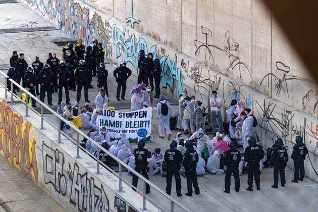 Bilder des Jahres 2021, News 06 Juni News Themen der Woche KW22 Massenaktion des Aktionsbündnis Sand im Getriebe Berlin zum bundesweiten Anti-Autobahn-Aktionstag auf der Baustelle der A100 05.06.2021_Aktivisten von Ende Gelände und Sand im Getriebe blockieren die Baustelle auf der A100 in Berlin. *** Mass action of the action alliance Sand im Getriebe Berlin on the occasion of the nationwide Anti Autobahn Action Day at the construction site of the A100 05 06 2021 Activists of Ende Gelände and Sand im Getriebe block the construction site on the A100 in Berlin