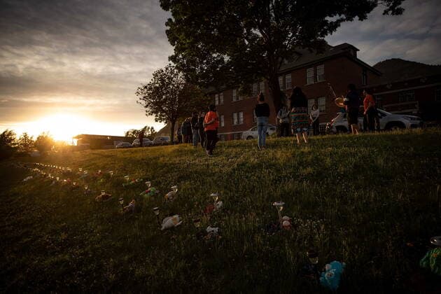 News Bilder des Tages June 4, 2021, Kamloops, BC, Canada: A group of youths lead a group drumming and singing at sunset outside the former Kamloops Indian Residential School, to honour the 215 children whose remains have been discovered buried near the facility, in Kamloops, B.C., on Friday, June 4, 2021. Kamloops Canada - ZUMAc35_ 20210604_zaf_c35_166 Copyright: xDarrylxDyckx