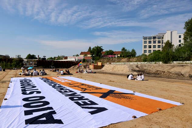 Klimaaktivisten besetzen A100-Baustelle. Aktivisten des Bündnisses Robin Wood demonstrieren mit der Aktion zusammen mit Aktivisten der Organisationen Ende Gelände, Fridays for Future und Sand im Getriebe gegen den geplanten Ausbau der Autobahn. Berlin, 05.06.2021 *** Climate activists occupy A100 construction site Activists of the alliance Robin Wood demonstrate with the action together with activists of the organizations Ende Gelände, Fridays for Future and Sand im Getriebe against the planned expansion of the motorway Berlin, 05 06 2021 Foto:xJ.xMWx xFuturexImage