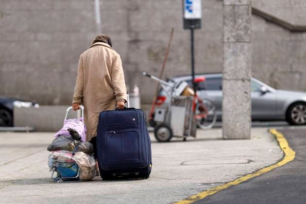 Altersarmut bedroht immer mehr alte Menschen in Deutschland. Ende 2020 waren so viele Senioren auf Grundsicherung angewiesen wie noch nie. Im Bild eine alte Dame, die ihre Habseligkeiten in Koffer und Tüten hinter sich herzieht. (Themenbild, Symbolbild) Köln, 04.06.2021 *** Old-age poverty threatens more and more elderly people in Germany At the end of 2020, more senior citizens were dependent on basic security than ever before In the picture, an old lady dragging her belongings behind her in suitcases and bags Topic image, symbol image Cologne, 04 06 2021 Foto:xC.xHardtx xFuturexImage
