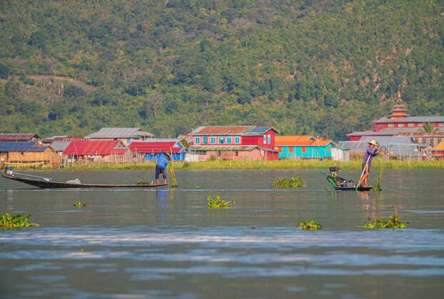 LAKE INLE, MYANMAR - JANUARY 5, 2018: Real Burmese fishermen at Inle lake, famous for their distinctive one legged rowing style Burmese fisherman at Inle lake, Myanmar Lake Inle Myanmar *** INLE-SEE, MYANMAR 5. JANUAR 2018 Echte burmesische Fischer am Inle-See, berühmt für ihren unverwechselbaren einbeinigen Ruderstil Burmesische Fischer am Inle-See, Myanmar Copyright: xx