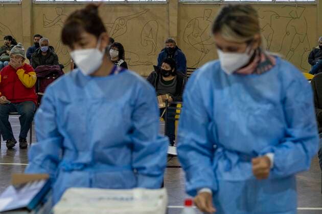 June 5, 2021, Firmat, Santa Fe, Argentina: Inside a makeshift vaccination center in a basketball court, people wait for their turn to get a shot of COVID-19 vaccine. Firmat Argentina - ZUMAm105 20210605_zaf_m105_003 Copyright: xPatricioxMurphyx