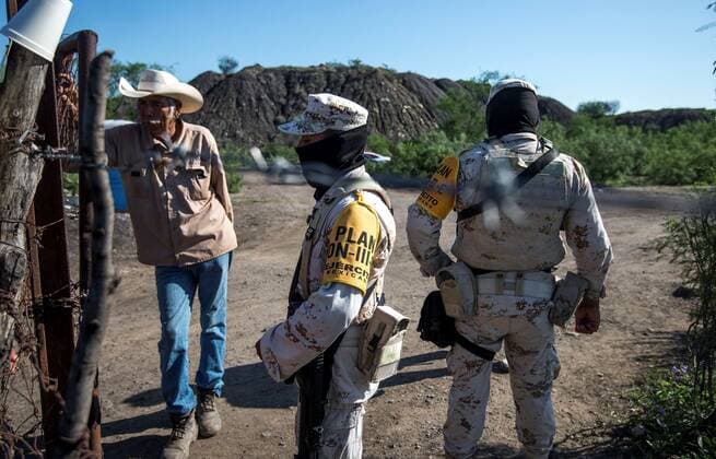 News Bilder des Tages MUZQUIZ (MEXICO), 06 05 2021.- Family members are waiting for information from members of Civil Protection outside the mine in the municipality of Muzquiz in the northern state of Coahuila, Mexico, 05 June 2021. The Miguel Agustin Pro Juarez Human Rights Center (Centro ProDH) revealed this Saturday that last year it filed a complaint with the authorities about the terrible conditions of the mine in the Mexican municipality of Muzquiz, where seven workers were trapped this Friday. Since October 2020, the terrible conditions of this mine have been reported to the Federal Electricity Commission (CFE), without the authorities taking measures commensurate with the risk, said the ProDH Center on social networks. EFE Miguel Sierra The floode  Copyright: xMiguelxSierrax MEX3654 20210605-637585215013133335