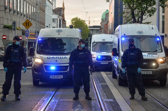 Gardai Clear Crowds In Dublin City Center Members of Gardai Public Order Unit enforce COVID-19 restrictions on Dawson Street in Dublin city center. On Sunday, 5 June 2021, in Dublin, Ireland. Dublin Ireland widak-crowdedo210605_npfAf  Copyright: xArturxWidakx