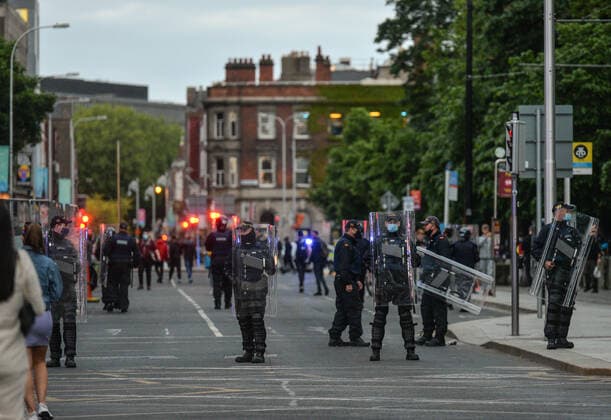 Gardai Clear Crowds In Dublin City Center Members of Gardai Public Order Unit enforce COVID-19 restrictions next to St. Stephen™s Green in Dublin city center. On Sunday, 5 June 2021, in Dublin, Ireland. Dublin Ireland widak-crowdedo210605_npz2M  Copyright: xArturxWidakx