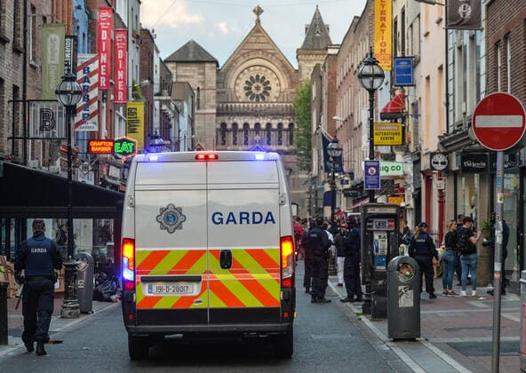 Gardai Clear Crowds In Dublin City Center Members of Gardai Public Order Unit enforce COVID-19 restrictions on Anne Street South in Dublin city center. On Sunday, 5 June 2021, in Dublin, Ireland. Dublin Ireland widak-crowdedo210605_np47x  Copyright: xArturxWidakx