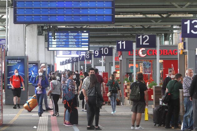 Cross platform well frequented by travellers at Stuttgart main station, Baden Württemberg, Germany