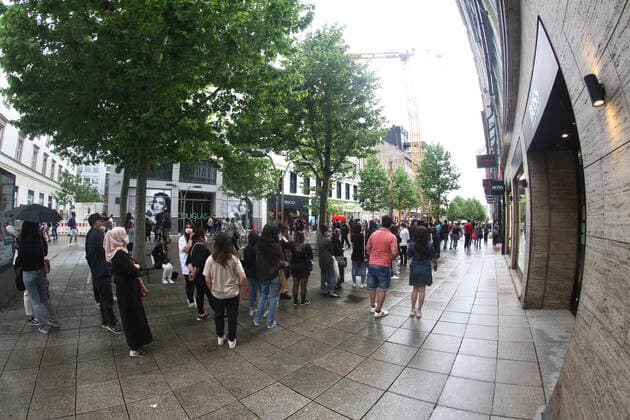 Incidentally, shops have reopened in Stuttgart, leading to a rush of trade in the pedestrian zone and shopping street Königstraße A long queue lines up outside a fashion store waiting to get in, Baden Württemberg, Germany