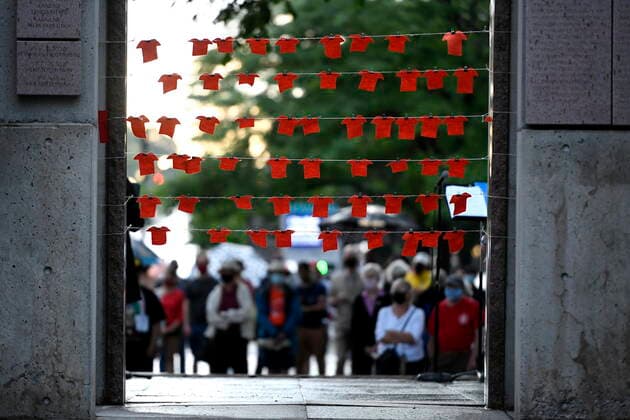 News Bilder des Tages June 5, 2021, Ottawa, on, Canada: Orange fabric cut in the shape of shirts are pinned to string at the Human Right s Monument in Ottawa, during a vigil held by Ottawa faith communities, to honour the 215 children whose remains were found at the grounds of the former Kamloops Indian Residential School at Tkâ€⠢emlups te Secwo pemc First Nation in Kamloops, B.C., on Saturday, June 5, 2021. Ottawa Canada - ZUMAc35_ 20210605_zaf_c35_078 Copyright: xJustinxTangx