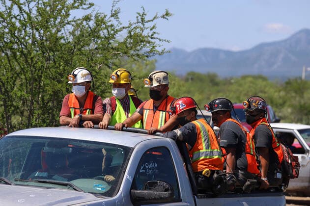 (210606) -- COAHUILA, June 6, 2021 -- Rescuers arrive at the site of the collapse of a mine in Rancherias of Muzquiz municipality, in Coahuila state, Mexico, on June 5, 2021. At least one person died after a mine flooded and then collapsed in the Mexican municipality of Muzquiz in the northern state of Coahuila, Mexico s National Civil Protection Coordination said on Saturday. The agency said on Twitter that six workers were still trapped in the mine. ) MEXICO-COAHUILA-MINE-COLLAPSE AlejandroxRodriguez 